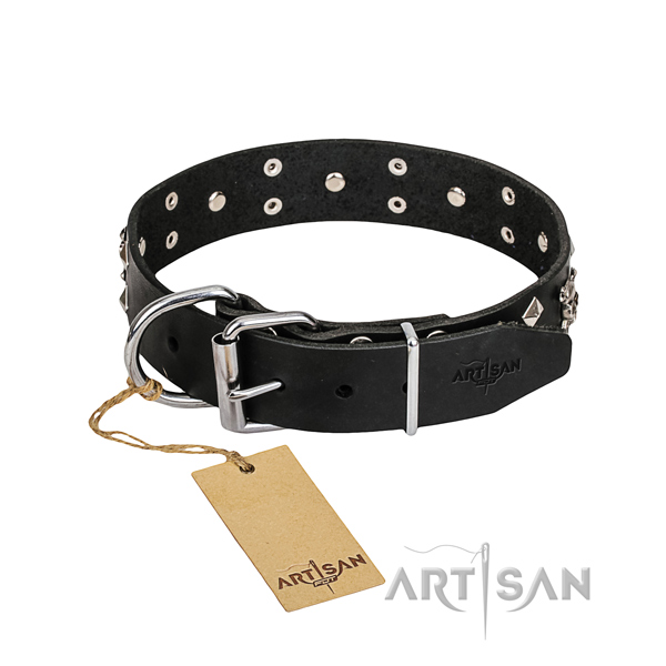 Leather dog collar with thoroughly polished edges for pleasant everyday wearing